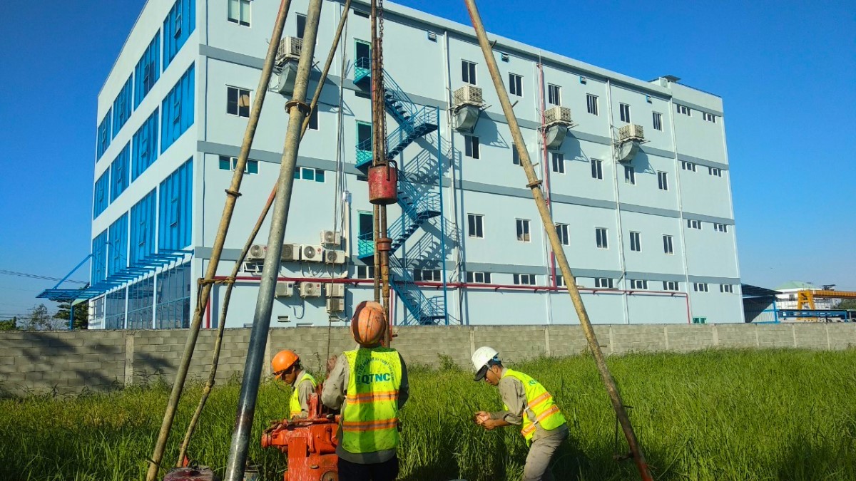Đội Ngũ Công Ty Qtnc đang Thực Hiện Khảo Sát địa Chất